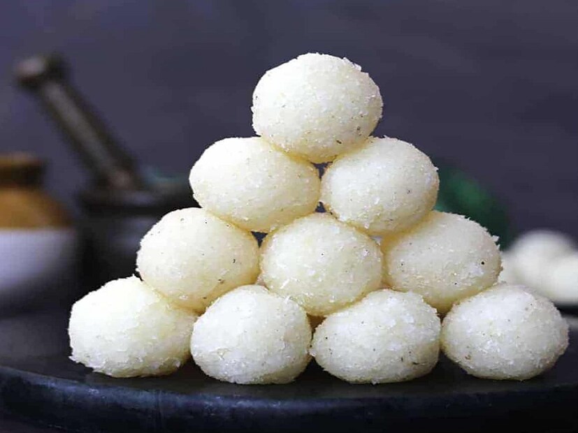 ফ্রিজ ছাড়া নারকেলের নাড়ু রাখতে হলে এয়ার টাইট কন্টেনারে রেখে দিন৷ এতে নাড়ুতে গন্ধ কম হয়৷