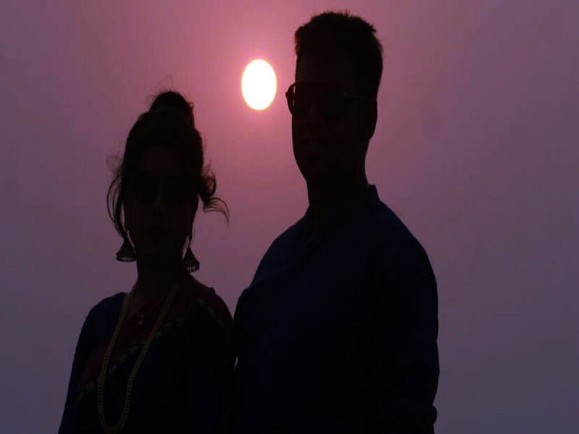 এর মধ্যে প্রথম স্থানেই রয়েছে টোক পিসিন। এটি একটি ইংরেজি-ভিত্তিক ক্রেওল ভাষা। পাপুয়া নিউগিনিতে সবচেয়ে বেশি প্রচলিত ভাষা এবং সেই দেশে এটি সার্বজনীন ভাষা হিসেবে পরিচিত। উল্লেখ্য যে, ক্রেওল হলো ইউরোপীয় এবং কৃষ্ণাঙ্গদের সংমিশ্রিত জাতিবিশেষ। এরপরেই বেশ গুরুত্ব সহকারে অবস্থান করছে হিরি মোতু এবং ইংরেজি। হিরি মোতু একটি অস্ট্রোনেশীয় ভাষা। 