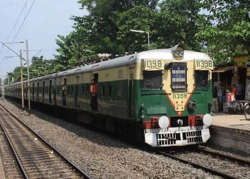 দীর্ঘ প্রতীক্ষার পরে অবশেষে চালু হল কৃষ্ণনগর আজিমগঞ্জ প্যাসেঞ্জার ট্রেন নসিপুর ব্রিজ হয়ে। ভিডিও কনফারেন্সের মাধ্যমে এই ট্রেনের উদ্বোধন করলেন রেলমন্ত্রী অশ্বিনী বৈষ্ণব। তার পরই নদিয়ার কৃষ্ণনগরে রেলের তরফে এক অনুষ্ঠানের মাধ্যমে রেলের যাত্রা উদ্বোধন করা হয়। এই অনুষ্ঠানে উপস্থিত ছিলেন, রেলের এবং আর পি এফের একাধিক আধিকারিক এবং রেল যাত্রীরা।