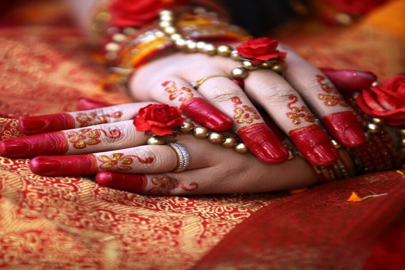 তারপরেই নানা টানাপোড়েনের পর তাদের বিবাহ বন্ধনে আবদ্ধ হওয়ার কথা। সেই মতো বেশ কয়েকজন বরযাত্রী নিয়ে মহেশপুরের বটতলা এলাকায় বিয়ে করতে আসে ঐ যুবক বলে অভিযোগ।