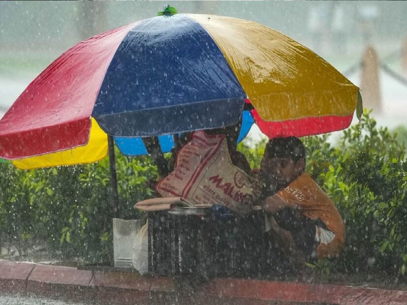 আলিপুর হাওয়া অফিসের রিপোর্টে জানা যায়, কলকাতা-সহ দক্ষিণবঙ্গের জেলাগুলিতে আংশিক মেঘলা আকাশ থাকবে। বছরের শেষ উইকেন্ডে শীতের আমেজ থাকবে না দক্ষিণবঙ্গে। কলকাতা-সহ দক্ষিণবঙ্গের জেলাগুলিতে চলতে উইকেন্ডে বৃষ্টির সম্ভাবনা রয়েছে। পশ্চিমী ঝঞ্ঝা ও বৃষ্টির কারণে বাতাসে জলীয় বাষ্পের পরিমাণ বেশি। 
