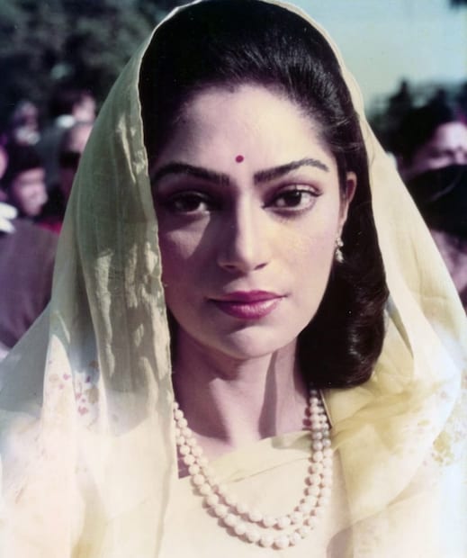 সিমির জীবনে প্রথম ব্যক্তি ছিলেন জামনগরের মহারাজা৷ ১৭ বছর বয়সে প্রথমবার প্রেমে পড়েছিলেন তিনি৷ তিন বছরের সম্পর্ক ছিল, তাঁদের৷ তিনি মনসুর আলী খান পতৌদিরও প্রেমে পড়েন৷ দুজনেই একে অপরের প্রেমে পাগল ছিলেন৷ তাঁকে তাঁর পরিবারের সঙ্গে দেখা করার জন্যও নাকি পাগল ছিলেন৷ তারপর শর্মিলার সঙ্গে দেখা হয় পতৌদি৷ ভেঙে যায়, তাঁদের সম্পর্ক৷