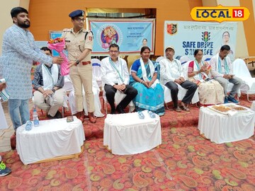 ভার্চুয়াল মাধ্যমে উদ্বোধনের সময় জেলা প্রশাসনের আধিকারিকরা