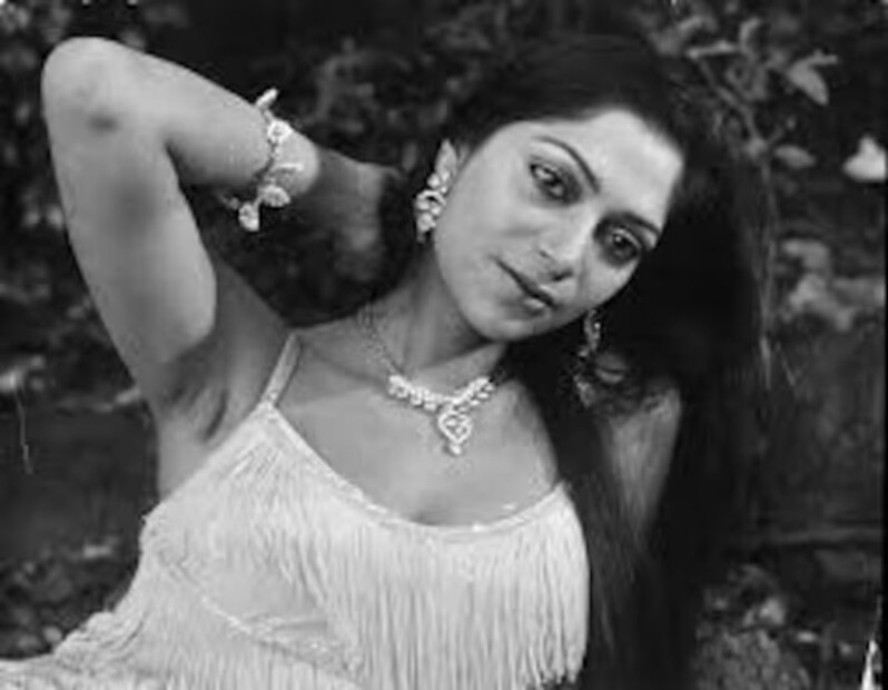 এই বলিউড সুন্দরীর নাম সিমি গ্রেওয়াল৷ শোনা যায়, মাত্র পাঁচ বছর বয়সে রাজ কুপারকে ‘আওয়ারা’ সিনেমায় দেখে মুগ্ধ হয়ে গিয়েছিলেন সিমি৷ কিন্তু তাঁর বাবা তাতে রাজি হননি৷ মাত্র ১৫ বছর বয়সে তিনি চলে আসেন মুম্বইয়ে৷ তাঁর প্রথম বিগ ছবি ছিল ‘মেরা নাম জোকার’৷ ছবির এই রোল খুব বেশি না হলেও তাঁর চরিত্র মূল বিষয়কে কেন্দ্র করেই আবর্তিত হয়েছে৷ 