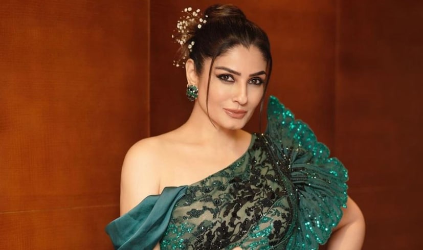 মোহরা : এই ছবিতে রাভিনার সঙ্গে অক্ষয় কুমারও ছিলেন এবং তাঁদের অন-স্ক্রিন রসায়ন বড় পর্দায় আলোড়ন সৃষ্টি করেছিল এবং এই ছবির গানগুলি পুরো বলিউডকে নাড়া দিয়েছিল।