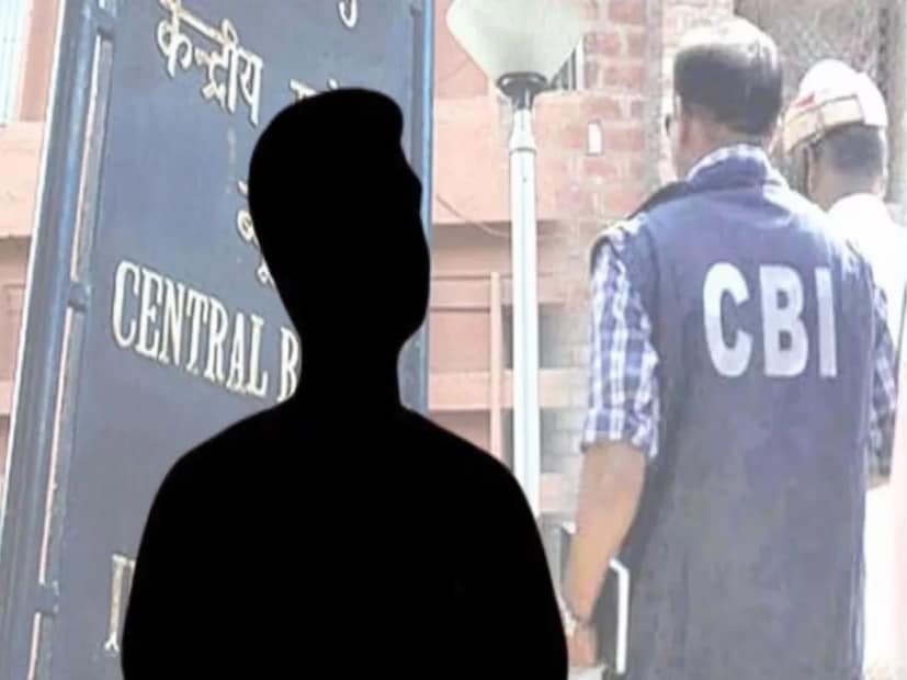 আরজি কর কাণ্ডে অভিযুক্ত সঞ্জয় রায় দাবি করেছিল, সে ধর্ষণ ও খুন করেনি। বরং তাকে 'ডিপার্টমেন্ট' ও সরকার ফাঁসাচ্ছে বলে অভিযোগ করেছিল। এই আবহে এবার 'দফতরের প্রধান'কে জেরা করার দাবি তুলেছেন বাম নেত্রী মীনাক্ষী মুখোপাধ্যায়।  