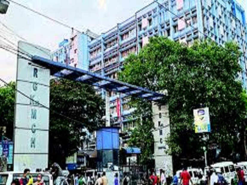 শুক্রবার দুপুর থেকেই ধর্মতলায় ঢল নেমেছিল জনতার। আন্দোলনকারী ছ’জন জুনিয়র ডাক্তারের অনশনমঞ্চের সামনের বিকেলের জমায়েত অনায়াসে টেক্কা দিয়েছিল ত্রিধারা সম্মিলনীর দুর্গাপুজোর ভিড়কে। 
