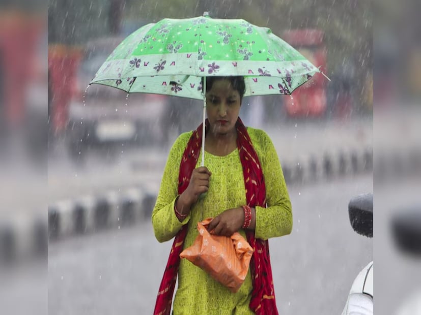 ঘূর্ণিঝড় ‘দানা’র লেজের ঝাপটায় ভালমতোই আজ, শুক্রবার বৃষ্টির পূর্বাভাস আবহাওয়াবিদদের। ইতিমধ্যেই তীব্র ঘূর্ণিঝড়ের বেশিরভাগ অংশ স্থলভাগে প্রবেশ করেছে।
