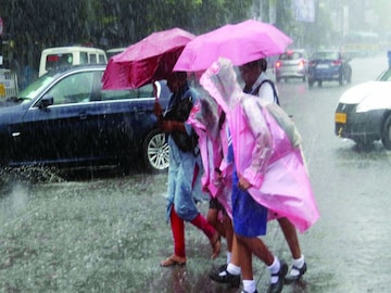 আগামী ২৪ঘণ্টা দক্ষিণবঙ্গ জুড়ে বৃষ্টি সতর্কতা.., সোম থেকে বৃহস্পতি কী হতে চলেছে?