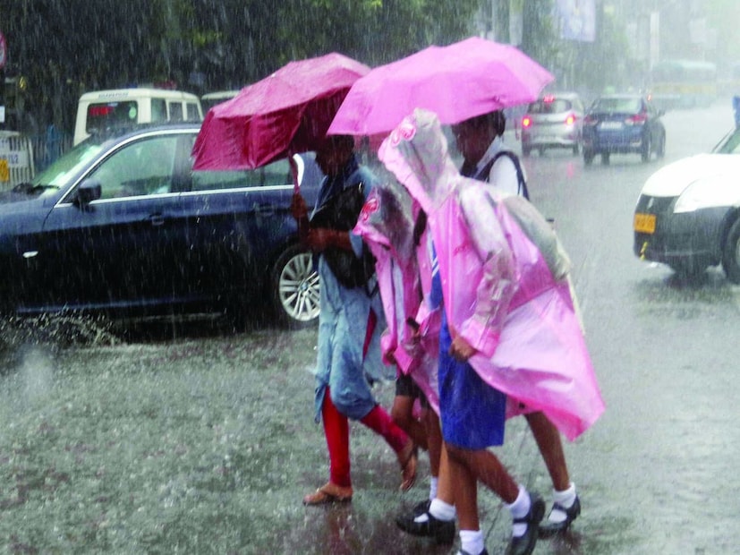 গাঙ্গেয় পশ্চিমবঙ্গের গভীর নিম্নচাপ শক্তি হারিয়ে ঝাড়খণ্ডে অবস্থান করছে। স্পষ্ট নিম্নচাপ রূপে উত্তর ঝাড়খণ্ড ও সংলগ্ন দক্ষিণ বিহার এলাকায় অবস্থান করছে। এটি আরও পশ্চিম এবং উত্তর পশ্চিম দিকে এগিয়ে পূর্ব উত্তর প্রদেশ এলাকায় ঢুকে পড়বে আগামী ২৪ ঘণ্টায়। উত্তর-পশ্চিম ভারতে একটি পশ্চিমী ঝঞ্ঝা রয়েছে।