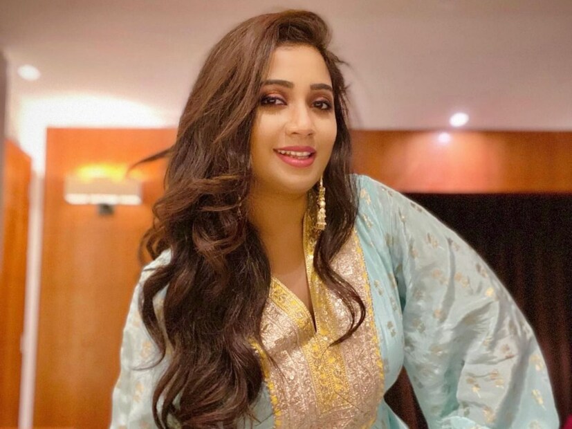 সংগীতচর্চার শুরু:মাত্র ৪ বছর বয়সে শ্রেয়া সঙ্গীত শেখা শুরু করেন। প্রথমে তাঁর মা তাঁকে শাস্ত্রীয় সঙ্গীতে তালিম দেন। পরবর্তী সময়ে তিনি কোটা শহরের একটি সংগীত শিক্ষকের কাছে প্রশিক্ষণ নেন।