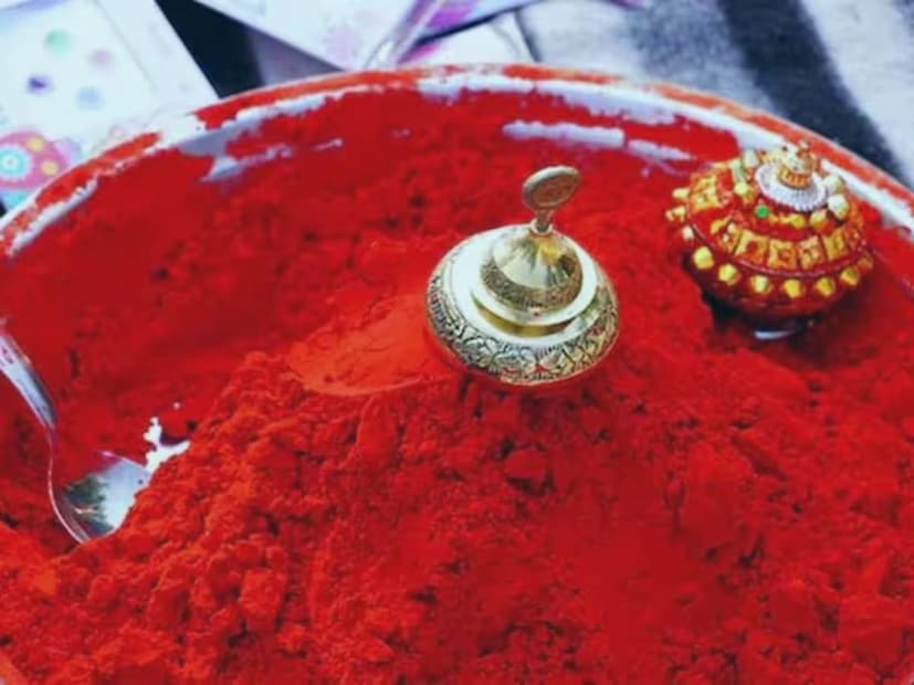 সিঁদুর চুল পড়া এবং পাকা হওয়ার সমস্যা বাড়িয়ে দিতে পারে। এটি এড়াতে চাইলে ঘরে তৈরি সিঁদুর ব্যবহার করতে পারেন। কী ভাবে তৈরি করবেন, বিস্তারিত জেনে নিন।