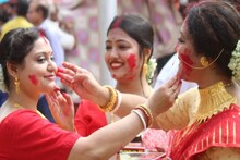 সিঁদুর খেলতে গিয়ে শাড়িতে দাগ, মন খারাপ না করে ৪টে উপায় জানুন, নিমেষে উধাও