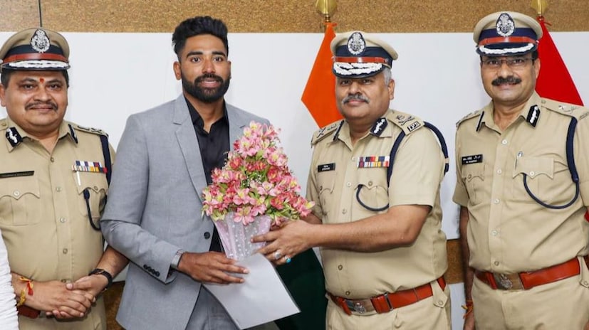 ফাস্ট বোলার মোহাম্মদ সিরাজ সম্প্রতি তেলেঙ্গানা পুলিশের ডিএসপির দায়িত্ব নিয়েছেন। ক্রিকেটে সিরাজের চমৎকার পারফরম্যান্স দেখে তেলেঙ্গানা সরকার তাকে এই পদে নিয়োগ দেয়। 2024 সালের টি-টোয়েন্টি বিশ্বকাপে ভারতকে চ্যাম্পিয়ন করতে ডানহাতি ফাস্ট বোলারের গুরুত্বপূর্ণ অবদান ছিল।