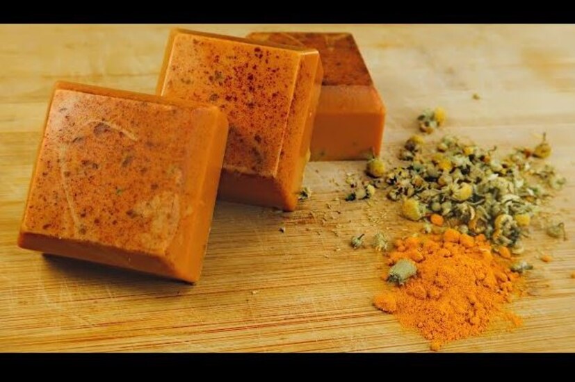 এরপর আপনার পছন্দমত মোল্ডে ঢেলে চাপা দিন । যদি বাড়িতে কোন মোল্ড না থাকে তবেপ্লাস্টিকের গ্লাসেও এটি বসিয়ে ১০ থেকে ১২ ঘন্টা ঢেকে রেখে দিন দেখবেন আপনার সাবান তৈরি হয়ে গেছে।
