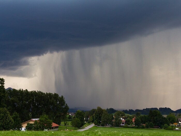 Thunderstorm Lightning Alert: ঘণ্টায় ৪০ কিমি প্রতি ঘণ্টা গতিতে হাওয়া, ঝেঁপে বৃষ্টি, পাহাড়ে ফের বরফ, দক্ষিণ চড়বড়িয়ে বাড়বে তাপমাত্রা