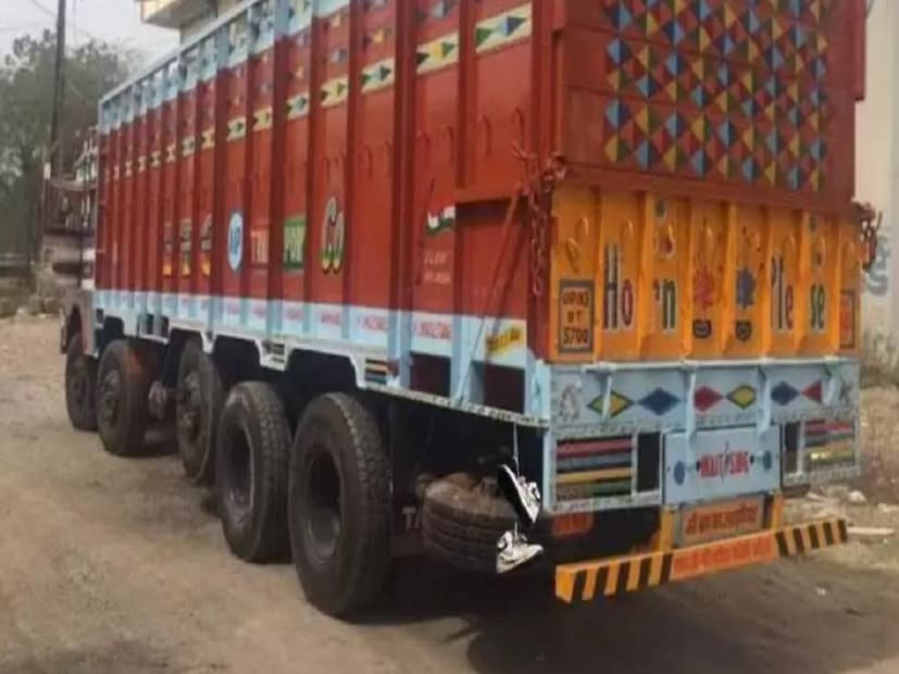 রাস্তা দিয়ে যাবার সময় প্রায় বড় বড় ট্রাক, বাস, লরি কিংবা মালবাহী ভ্যানের পিছনে একটা ছেঁড়া জুতো বা চটি ঝুলতে দেখা যায়। এর পিছনে কি কোনো বৈজ্ঞানিক কারণ আছে? আপনি কি ভেবে দেখেছেন, কেন এরকম প্রথা প্রচলিত এই দেশে? শুধুই কুসংস্কার নাকি এর পিছনে রয়েছে যুক্তিও?