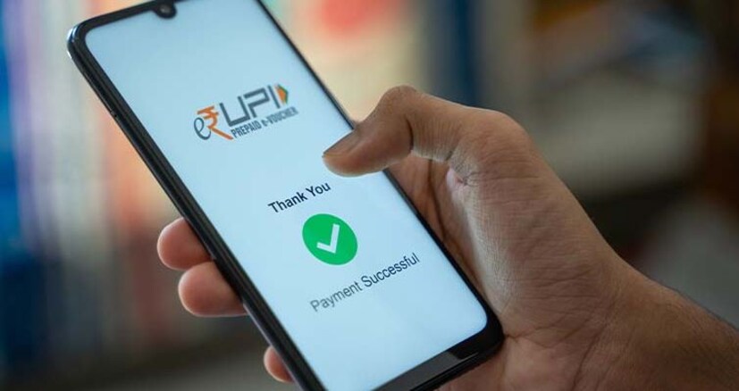 নতুন ফিচার কখন শুরু হবে? UPI Lite হল একটি ওয়ালেট যা ব্যবহারকারীদের UPI পিন ব্যবহার না করেই ছোট লেনদেন করতে দেয়। বর্তমানে, UPI লাইট ব্যবহারকারীদের পেমেন্ট করা চালিয়ে যেতে তাদের ব্যাঙ্ক অ্যাকাউন্ট থেকে ম্যানুয়ালি তাদের ওয়ালেট ব্যালেন্স রিচার্জ করতে হবে। নতুন স্বয়ংক্রিয়-টপ-আপ বৈশিষ্ট্যের সঙ্গে, ন্যাশনাল পেমেন্টস কর্পোরেশন অফ ইন্ডিয়া (NPCI) ম্যানুয়াল রিচার্জের প্রয়োজনীয়তা দূর করে প্রক্রিয়াটিকে আরও সহজ করার লক্ষ্য রেখেছে। UPI Lite অটো-পে ব্যালেন্স বৈশিষ্ট্যটি NPCI-এর ২৭ আগস্ট, ২০২৪ তারিখের বিজ্ঞপ্তিতে ঘোষণা করা হয়েছিল।