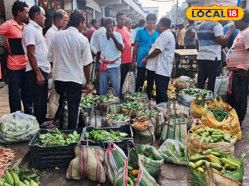 বাঙালির নিত্যপ্রয়োজনীয় জিনিসের মধ্যে অন্যতম হল সবজি। তবে এই সবজি নিয়ে অনেক সময় সমস্যায় পড়তে হয়। কখনও দাম বেড়ে যায় সবজির, আবার কখনও বাজারে আমদানি থাকে কম। দুর্গা পুজোর আগে বাজারে সবজির আমদানি কম ছিল। তার কারণ পুজোর আগে বৃষ্টিপাতের কারণে অনেক সবজি নষ্ট হয়েছিল। (তথ্য - বনোয়ারীলাল চৌধুরী)