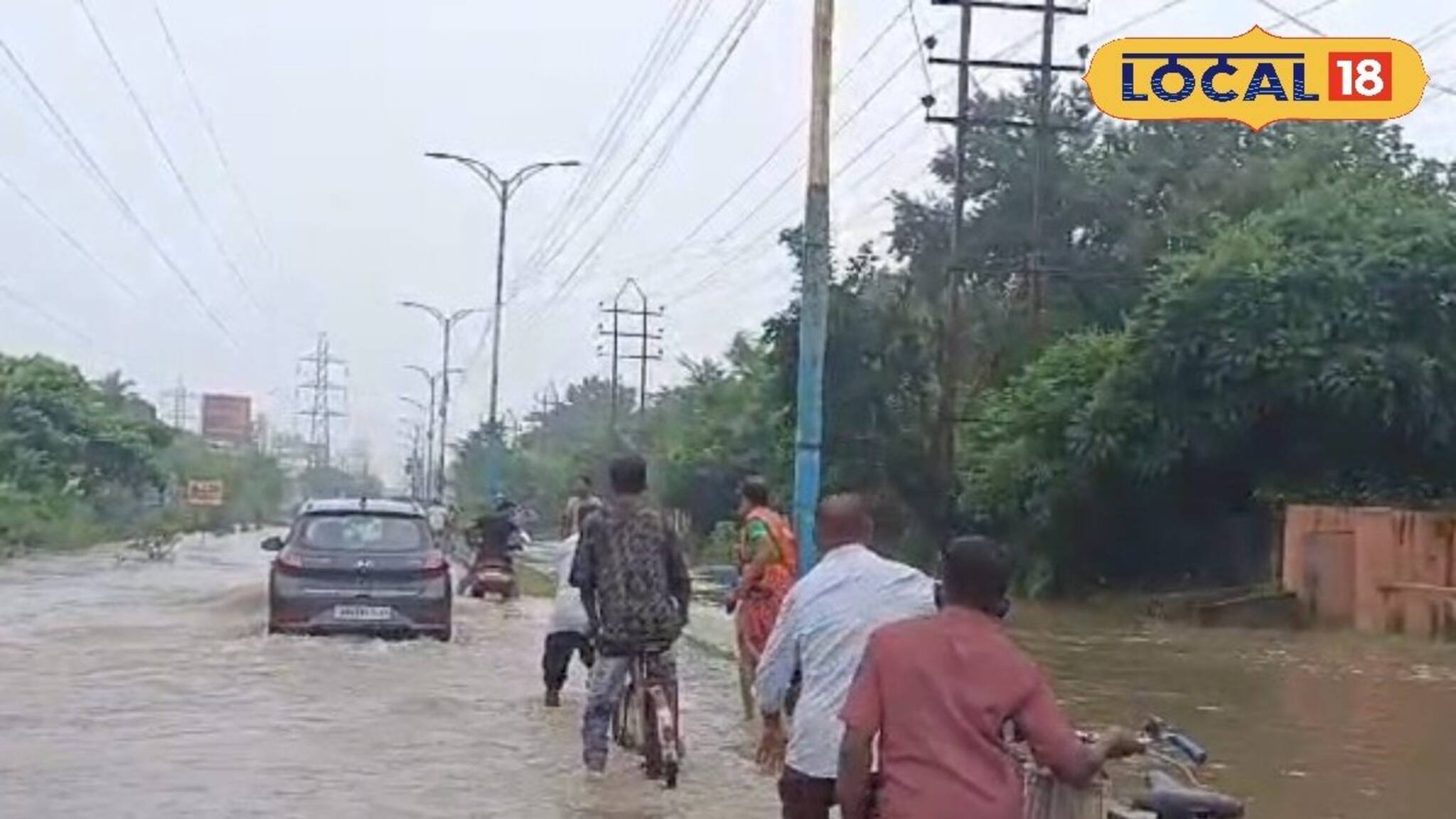 এক রাতের বৃষ্টিতে বুক সমান জল শহরের রাজপথে