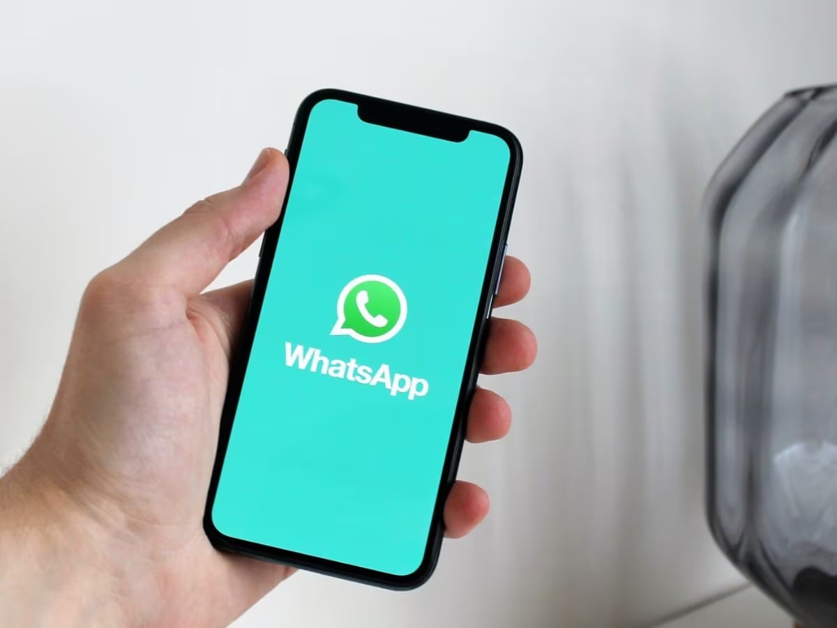 WhatsApp New Feature: এবার ভিডিও কলের জন্য নতুন টুল এবং এফেক্টের কথা ঘোষণা করেছে WhatsApp। ফলে Google Meet এবং Zoom-এর মতোই ভিডিও কলের ক্ষেত্রে ব্যবহারকারীরা এই মেসেজিং প্ল্যাটফর্মে এআর ফিল্টার এবং ব্যাকগ্রাউন্ড ব্যবহার করতে পারবেন। 