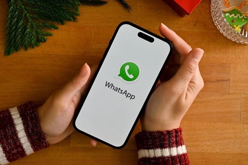 শুধু এই নয়, WhatsApp-এ আরও নানা ফিচার আসতে চলেছে। ভিডিও কলে যোগ হতে চলেছে এআর ফিল্টার এবং ব্যাকগ্রাউন্ড বদল করার মতো নানা সুবিধা, যা ইউজারের প্রাইভেসিকে বজায় রাখবে। ঠিক যেমনটা গুগল মিট বা জুম-এ হয়, তেমনই! বুঝতে অসুবিধা নেই, প্রতিযোগীদের টেক্কা দেওয়ার কোনও পথই আর বাকি রাখতে চায় না WhatsApp।