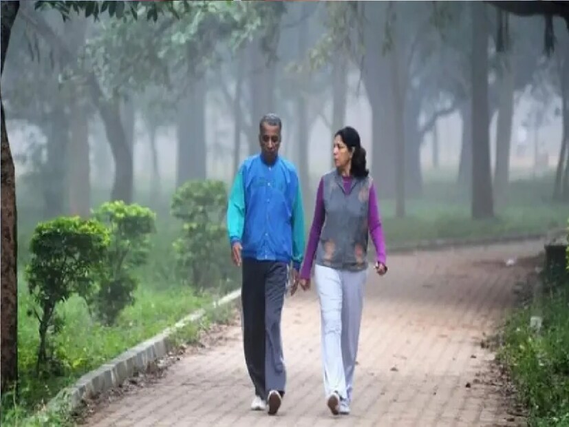 এমনকী হৃদরোগের মতো সমস্যার ক্ষেত্রেও সকালে হাঁটার অভ্যাস থাকলে অনেকটাই সুস্থ থাকা যায়। পাশাপাশি সকালে হাঁটলে শরীরে সূর্যালোক থেকে ভিটামিন D শরীরে প্রাপ্ত হয়, এমনটাই মনে করেন চিকিৎসকরা।