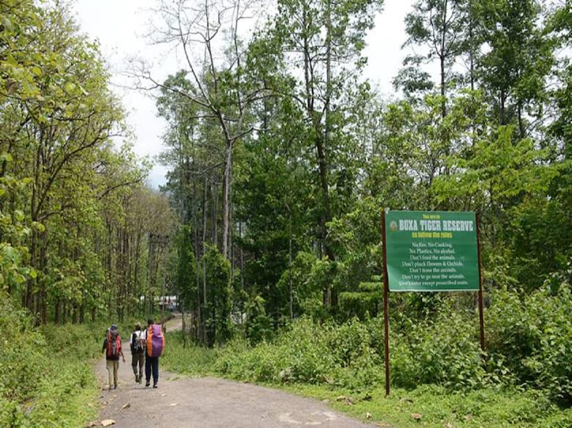 গুলিবিদ্ধ এক যুবক আলিপুরদুয়ার জেলা সদর হাসপাতালে ভর্তি। তাঁর নাম অনিশ দেব। বাড়ি আলিপুরদুয়ার শহর লাগোয়া বীরপাড়াতে।
