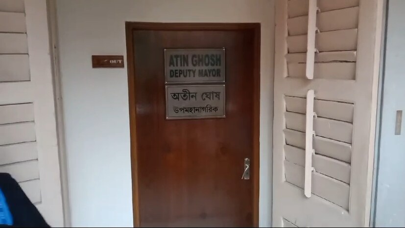 কলকাতা পুরসভায় অতীন ঘোষের অফিস ঘরে সাপের আতঙ্ক ছড়ায় এদিন ৷ বুধবার অতীন ঘোষের মেয়র পারিষদ হিসেবে স্বাস্থ্যবিভাগের অফিস ঘরে সাপের দেখা মিলেছে। অতীন ঘোষ এখন ডেপুটি মেয়রের সঙ্গে সঙ্গে মেয়র পরিষদ শাস্ত্রের দায়িত্বেও রয়েছেন। মেয়র পরিষদ শাস্ত্রের সেই পুরনো ঘর তন্নতন্ন করে খুঁজেও কোনও সাপ উদ্ধার করতে পারেননি বনদফতরের কর্মীরা।