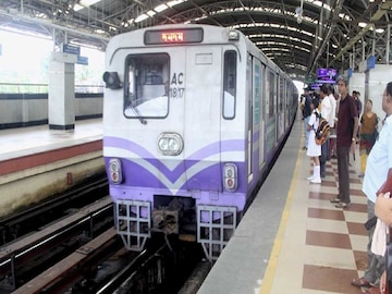 Viral Video: ‘বাংলাদেশে নেই, হিন্দিতে কথা বলুন’, কলকাতা মেট্রোয় দুই মহিলার বাক-বিতণ্ডা ভাইরাল Viral Video: ‘বাংলাদেশে নেই, হিন্দিতে কথা বলুন’, কলকাতা মেট্রোয় দুই মহিলার বাক-বিতণ্ডা ভাইরাল