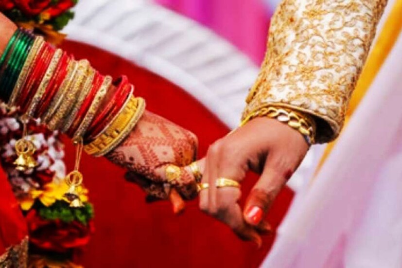 শুধু তাই নয়, অন্য রীতির জন্য আলাদাভাবে আরও ৮ লাখ টাকা দেওয়া হয়। এই ঘটনার ভিডিও ভাইরাল হওয়ার পর থেকেই এটি সোশ্যাল মিডিয়ায় আলোচনা তৈরি করেছে।