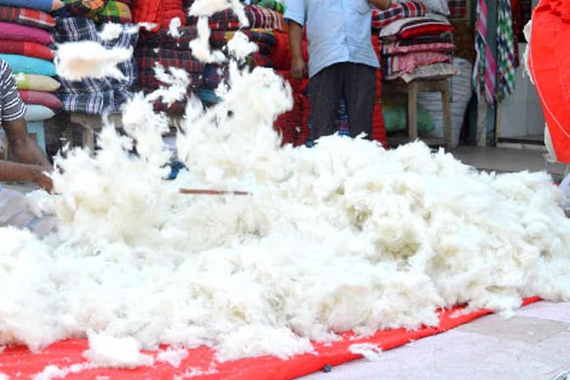 এইসময় বাড়িতে বাড়িতে যেমন দেখা যায় শীতপোশাক ও কম্বল-লেপ রোদে দেওয়ার হিড়িক, তেমনই চোখে পরে এক চেনা দৃশ্য। লেপ ও তোষকের দোকান ছেয়ে যায় লাল আভায়! কারণ লেপ মানেই যেন তুলায় মোড়ানো লাল কাপড়!