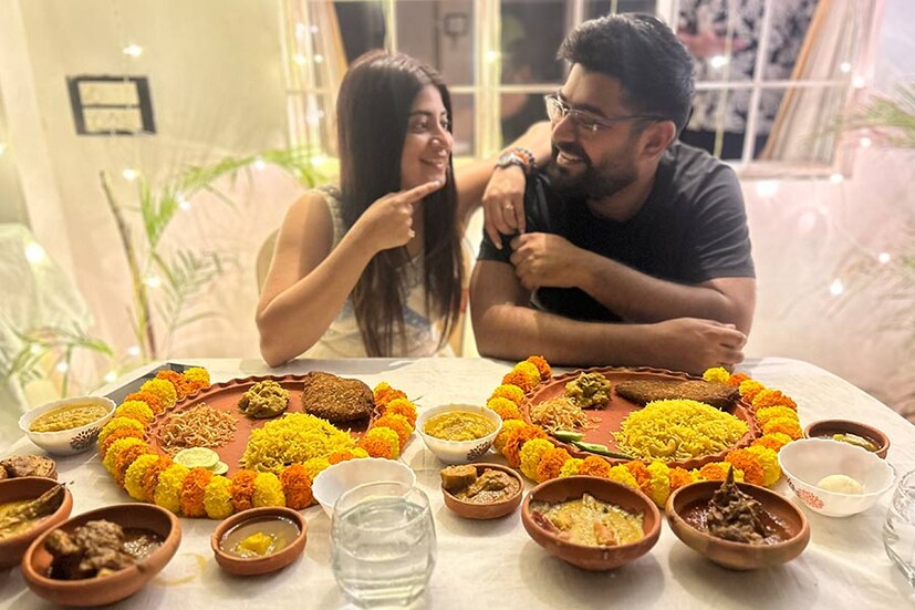 আইবুড়োভাত অনুষ্ঠানে বর ও কনেকে ঐতিহ্যবাহী বাংলা খাবার খাওয়ানো হয়। বিশ্বাস করা হয়, এই অনুষ্ঠান দম্পতির ভবিষ্যত দিনে সৌভাগ্য বহন করে আনে।