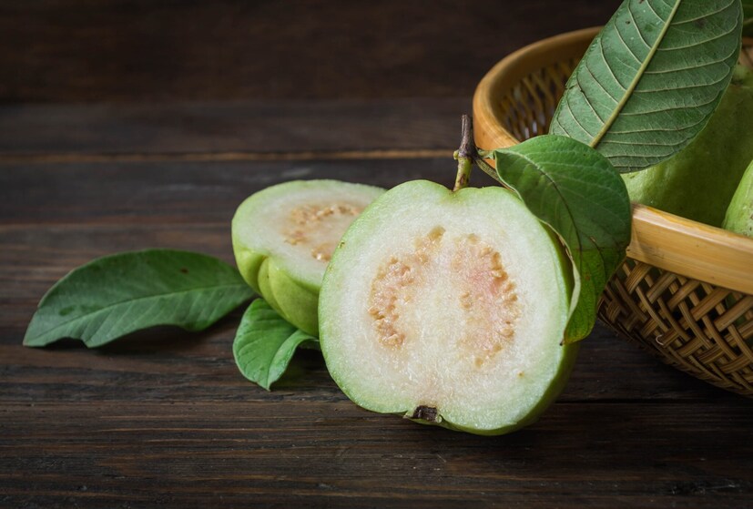 Right time to eat Guavaপুষ্টিবিদ জানান, পেয়ারা খাওয়ার সঠিক সময় হল ব্রেকফাস্ট বা জলখাবার খাওয়ার আধ ঘণ্টা পর। অথবা লাঞ্চ বা দুপুরের খাবার খাওয়ার ১ ঘণ্টা আগে। তবে, রাতে একেবারেই পেয়ারা খাবেন না। Photo- Representative