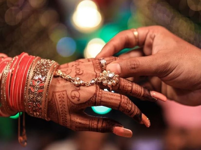 ভিডিও ভাইরাল হওয়ার পর সোশ্যাল মিডিয়ায় নানা ধরনের মন্তব্য দেখা যাচ্ছে। কেউ বলছেন, এমন ভিডিও সমাজে ভুল বার্তা ছড়ায়। আবার কেউ এটিকে সম্পূর্ণ ব্যক্তিগত বিষয় হিসেবে দেখছেন।