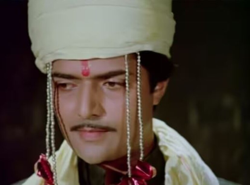 প্রথমেই শুরু করা যাক সেই নায়ক, যিনি হিন্দি সিনেমায় খুব দ্রুত আসেন এবং আসার সঙ্গে জনপ্রিয় হয়ে ওঠেন। সেই নাম ছিল ইন্দর ঠাকুর। সেই ইন্দ্র ঠাকুর যাকে দেখা গিয়েছিল 'নদিয়া কে পার' ছবিতে। হিন্দি সিনেমার প্রথম খলনায়ক হীরালাল ঠাকুরের কনিষ্ঠ পুত্র ইন্দ্রের জন্ম ১৯৫০ সালে। পড়ালেখায় তিনি প্রথম থেকেই খুব দ্রুত ছিলেন। পড়ালেখার পাশাপাশি ফ্যাশন ডিজাইনিংয়ের প্রতিও ছিল তার খুব শখ। ফ্যাশন ডিজাইনিং এর কোর্স সম্পন্ন করে এমন দক্ষতা দেখান যে বিদেশেও বিখ্যাত হয়ে ওঠেন ফ্যাশন ডিজাইনিংয়ে। 