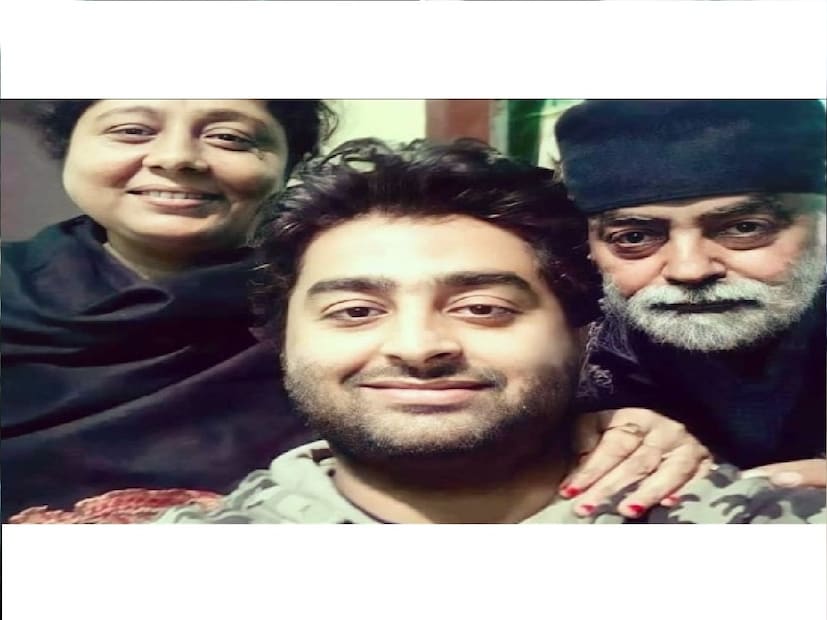 মুম্বইয়তে গিয়ে নিজের স্বপ্নপূরণের পথে হাঁটতেও মায়ের সাপোর্ট সর্বদা সঙ্গে ছিল অরিজিতের। অরিজিৎ-এর মা একদিন স্বপ্ন দেখেছিলেন ছেলে নামী গায়ক হবে। অদিতি দেবীর সেই স্বপ্নপূরণ হয়েছে। তবুও মা-কে নিয়ে বেশকিছু আক্ষেপ রয়েই গেছে অরিজিৎ-এর।