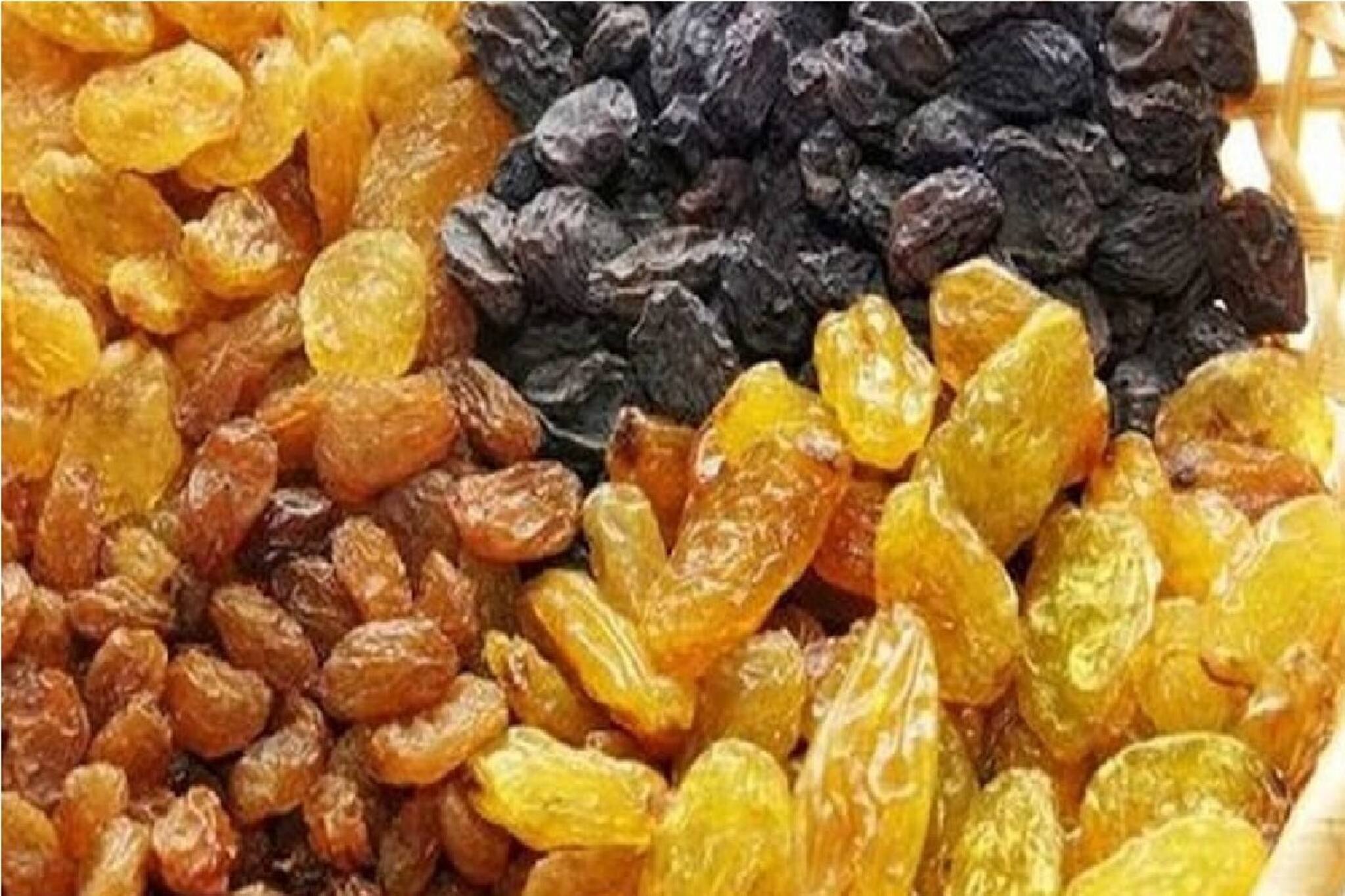 কিশমিশের নামে মুনাক্কা কিনে খাচ্ছেন নাকি? ঠকার আগে চিনে নিন আসল পার্থক্য! সাবধান