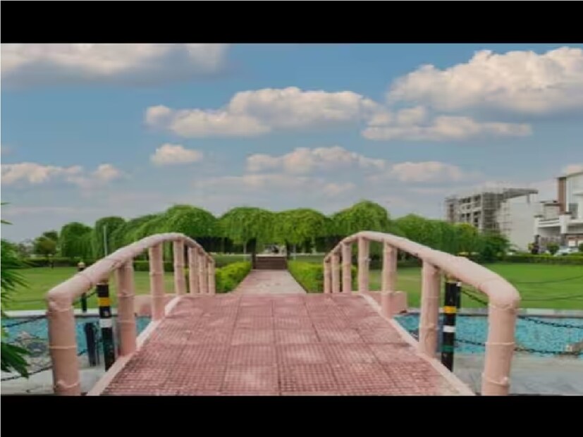 ওজোন সিটি টাউনশিপটিকে দারুণ প্রাকৃতিক দৃশ্যে গড়ে তোলার পরিকল্পনা করা হয়েছে যেখানে অপ্রীতিকর সবুজ শাক এবং একটি ট্রেন্ডি ক্লাবহাউস রয়েছে যেখানে একটি মনোরম সুইমিং পুল, ইনডোর এবং আউটডোর গেমস, স্পা ইত্যাদি এটিকে আশীর্বাদের দ্বীপে পরিণত করবে।