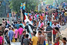 কালীপুজোর ভাসানে বাজির বদলে বোমা? শোভাযাত্রা থেকে ছোঁড়া বোমায় ভাঙল জানলার কাঁচ