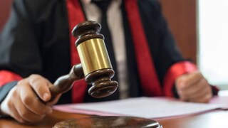 আমেরিকায় প্রেমিক, চুরির ঘটনায় অভিযুক্ত প্রেমিকা, বিদেশযাত্রায় বাধা! বড় নির্দেশ দিল আদালত আমেরিকায় প্রেমিক, চুরির ঘটনায় অভিযুক্ত প্রেমিকা, বিদেশযাত্রায় বাধা! বড় নির্দেশ দিল আদালত