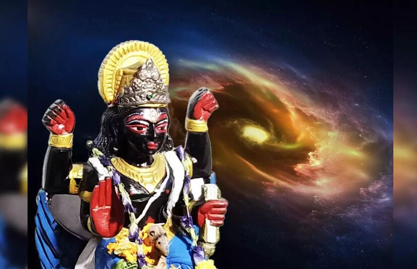 বর্তমানে শনি কুম্ভ রাশিতে রয়েছে। অতএব, কুম্ভ রাশির আগের অর্থাৎ মীন রাশি এবং পরের, মকর রাশির জাতকদের জন্য এবং কুম্ভ রাশির জন্যই সাতি হবে। মকর রাশির জাতকদের জন্য একে বলা হবে অবরোহ এবং মীন রাশির জাতকদের জন্য বলা হবে আরোহী সাড়ে সাতি। যেদিন শনি তার রাশিচক্র কুম্ভ থেকে মীন রাশিতে পরিবর্তন করবে, দুটি রাশির জন্য সাড়ে সাতির সংজ্ঞা বদলে যাবে, সাড়ে সাতি একটি নতুন রাশিতে শুরু হবে এবং একটি রাশি সাড়ে সাতি থেকে মুক্ত হবে।