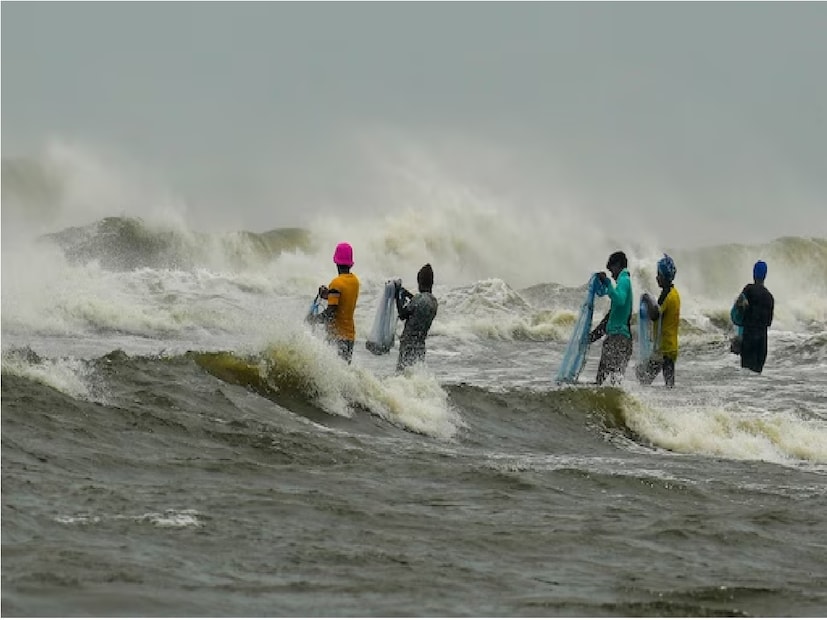 সাইক্লোন ফেনগালের জেরে একাধিক রাজ্যে জারি করা হয়েছে রেড অ্যালার্ট৷ প্রাথমিকভাবে ঝড়ের গতি সর্বোচ্চ ৬৫ কিমি প্রতি ঘণ্টা গতি হতে পারে আশঙ্কা হয়েছিল কিন্তু এই মুহূর্তে বঙ্গোপসাগরের উপর বেশিক্ষণ থেকে ঝড়ের গতি ফের একবার অনেকগুণ বাড়িয়ে নিয়েছে৷