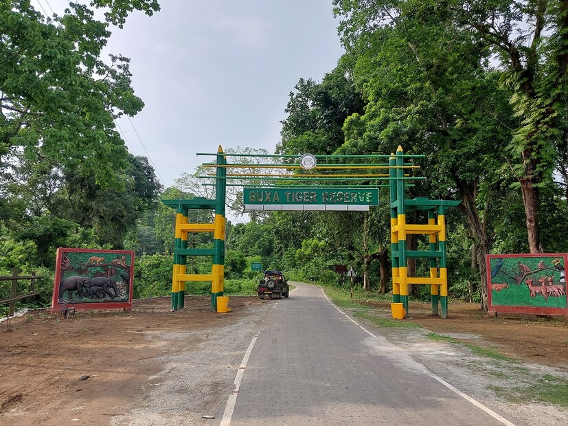 বৃহস্পতিবার রাত ১১টা নাগাদ এই ঘটনা ঘটে। যে অটোতে করে গুলিবিদ্ধ যুবক ও অন্যান্যদের জেলা হাসপাতালে নিয়ে আসা হয় সেই অটো চালকের নাম নিতাই দাস।