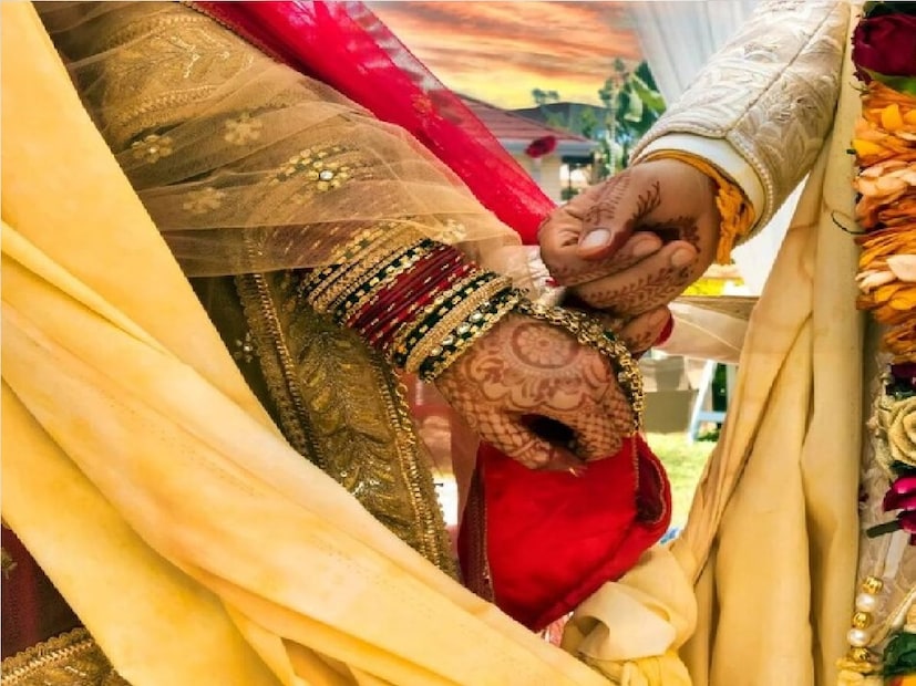 বাস্তুশাস্ত্র অনুসারে স্ত্রীয়ের উচিত স্বামীর বাম দিকে ঘুমনো। স্ত্রীয়ের জন্য স্বামীর বাম পাশে ঘুমনো সবচেয়ে উত্তম। এটি বিবাহিত জীবনকে সুখী রাখে বলে মনে করা হয়। সেই সঙ্গে সমৃদ্ধিও বাড়ে।