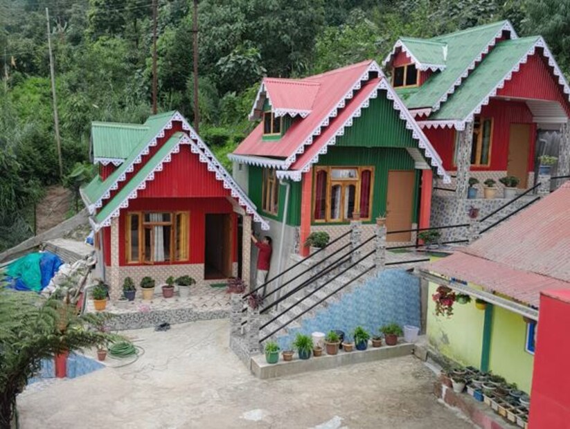 সকালের প্রাতরাশ সেরে চলে যান রেনবো ফলস দেখতে। অবশ্য এই ঝর্নার আরও একটা নাম আছে, ইন্দ্রানী ফলস। আসলে সূর্যের আলো পড়ে ঝর্নার বুকে রামধনু তৈরি হয় বলে নাম হয়েছে রেনবো ফলস। দুটো হোমস্টে থেকে রেনবো ফলসের দূরত্ব ২ কিমির মতো। হেঁটে যেতে সময় লাগবে ১ ঘণ্টার কাছাকাছি। পাহাড়ি রাস্তা ধরে ট্রেকিং করার শখ যাদের রয়েছে, তাঁদের অসাধারণ লাগবে এই অভিজ্ঞতা।