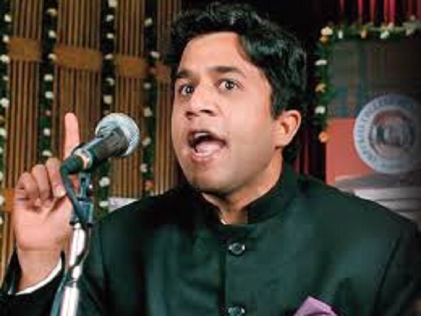 ২০০৯ সালে মুক্তি পেয়েছিল ‘থ্রি ইডিয়টস’। তারপর কেটে গিয়েছে ১৫ বছর। গঙ্গা দিয়ে অনেক জল বয়ে গিয়েছে। এখন কোথায় আছেন সাইলেন্সর ওরফে ওমি বৈদ্য? কী করছেন তিনি? যে খবর পাওয়া গিয়েছে তা থেকে জানা যাচ্ছে, ওমি অভিনয় জগতেই রয়েছেন। তবে আর আগের মতো নেই। পাল্টে গিয়েছেন অনেক। ‘থ্রি ইডিয়টস’-এর পর ‘দিল তো বাচ্চা হ্যায় জি’ ছবিতে দেখা গিয়েছিল ওমি-কে। কমেডি রোলেই অভিনয় করেছিলেন। ইমরান হাশমি এবং অজয় দেবগনের সঙ্গে তাঁর অভিনয়ও বেশ পছন্দ করেন দর্শকরা। কিন্তু এরপরই বলিউড থেকে একপ্রকার উধাও হয়ে যান ‘চতুর’। 