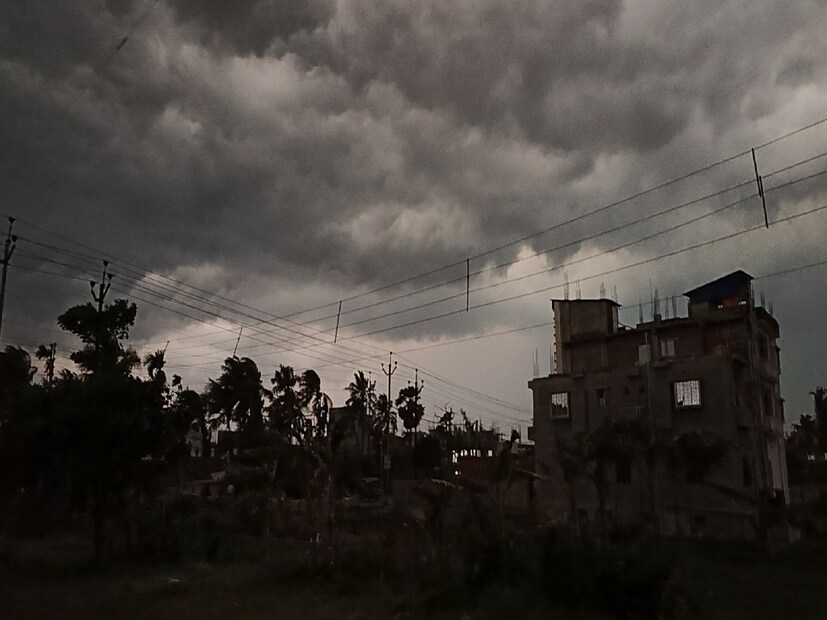 বৃহস্পতি, শুক্র ও শনিবার রাজ্যজুড়ে শুষ্ক আবহাওয়া থাকার সম্ভাবনা থাকছে। 