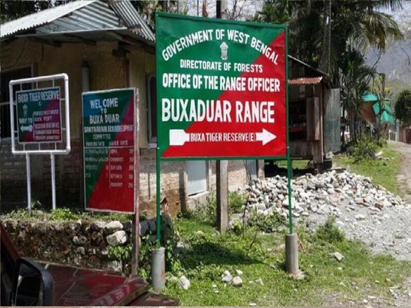 এক বন্ধুর মোটর বাইক ও দুই বন্ধুর মোবাইল ছিনতাই করে নেয় দুষ্কৃতীরা। একজনকে পায়ে গুলি করে চলে যায় দুষ্কৃতীরা। ঘটনার তদন্ত শুরু করেছে পুলিশ।