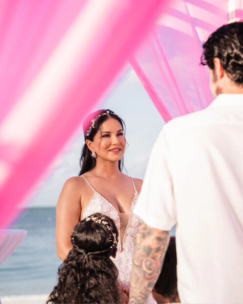 দাম্পত্য জীবনের ১৩টা বছর পার করে নানা চ্যালেঞ্জ একসঙ্গে সামলে পরিবারের মূল্য, ভালবাসা, একসঙ্গে থাকার পাঠ সন্তানদের সামনে তুলে ধারও ছিল এই ফের বিয়ের উদ্দেশ্য। সানি ও ড্যানিয়েল এই বিয়েটা সীমাবদ্ধ রেখেছিলেন তাঁদের ৫ জনের মধ্যেই।